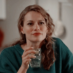 Bethany Joy Lenz  Tumblr_pxdqh8A3gI1y6t9qto2_250