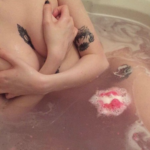 blubbereds:lush bath with the love 