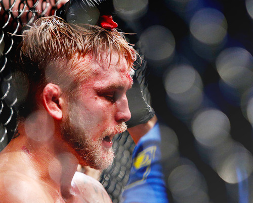 brazilians-crazy:  Alexander Gustafsson vs. Jon Jones    one of the greatest displays of heart ever. both guys were hurt, nobody wanted to quit.