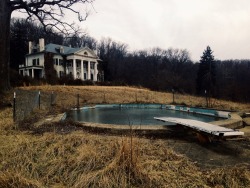 aaestival:  Did a bit of lone wolf exploring today because I was in the area and just had to stop by. An abandoned plantation that stole my heart the second I looked at it. 