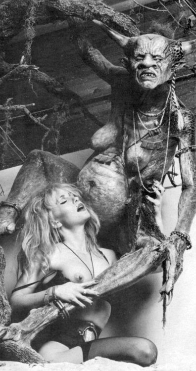 diabolikdiabolik:Linnea Quigley and some monsters