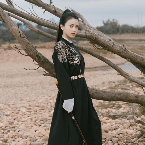 Traditional Chinese hanfu by 彧卿轻奢
