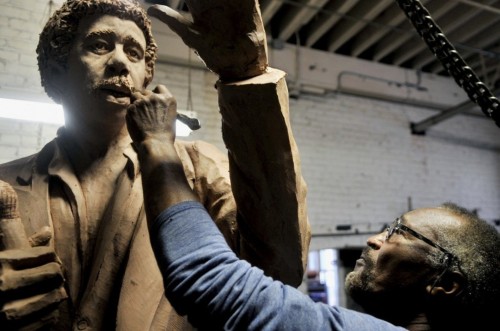 seeselfblack:  After years of resistance, Richard Pryor finally gets a hometown statue… For the past decade, sculptor Preston Jackson has aimed to erect a  nine-foot-tall bronze statue of comedic legend Richard Pryor in the two  men’s home town of