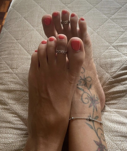 justlookin4u-ti-deactivated2022:cattivaqueen:Perfect feet for a nice morning stroke