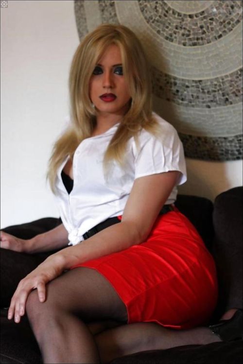 gemmgqsprettysissies:  “I’d really like to thank you for giving me the sissy secretary job, sir” 