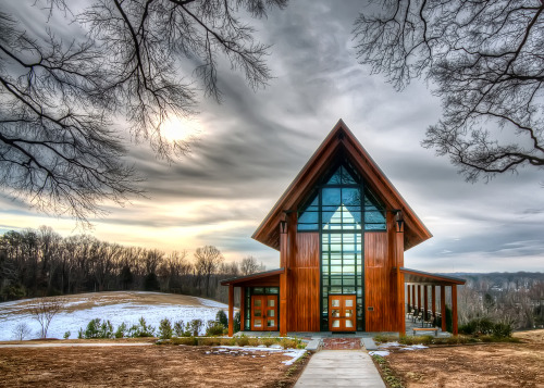 Leaving this here because I HAD NO IDEA SUCH A GORGEOUS CHAPEL WAS JUST UNDER MY NOSE!! This is in R