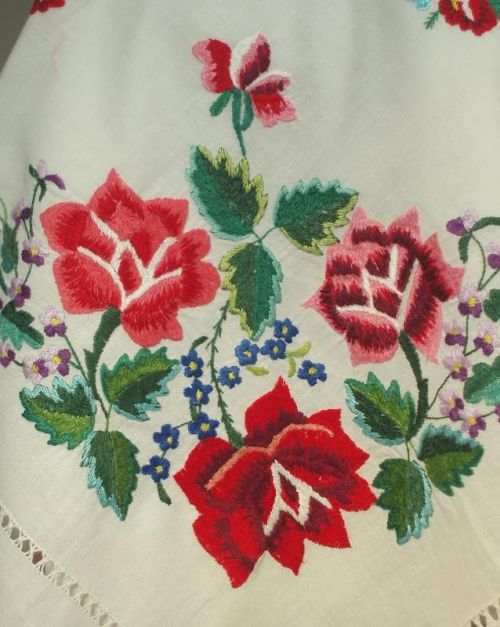 polishcostumes:Hand-embroidered headscarf: folk costume from Łowicz, Poland.