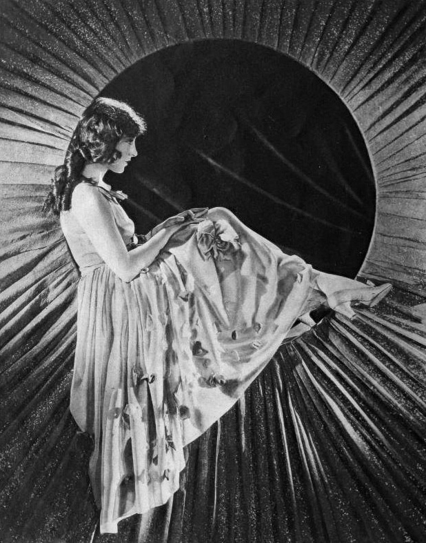 vampsandflappers:  Jobyna Ralston in a 1926 issue of Picture Play.