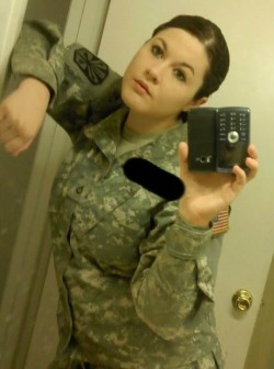 getmoneydollaz:  shooting-myself:  Army girl