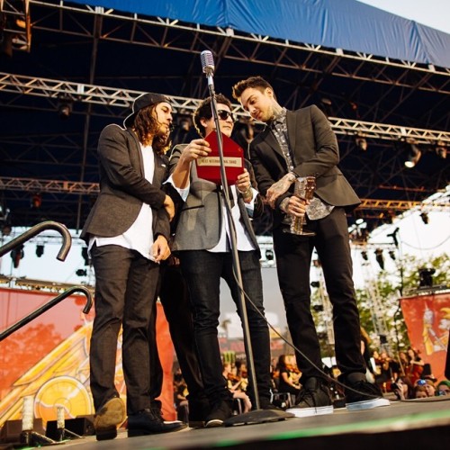 tonyperry:  We got to present the @altpress award for best international band, congratulations @bmthofficial !! 📷 @elmakias