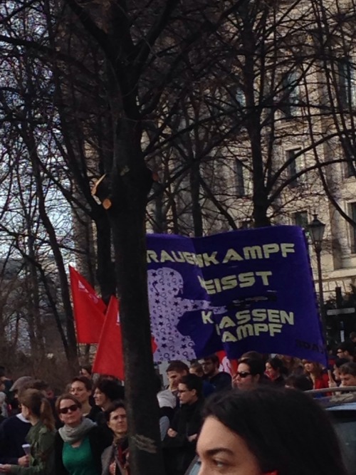 wellegegenvaterstaat:rangelei:  Frauenkampftag, 08.03.15, in Berlin.  Kurze Röcke, fette Bässe - Macker kriegen auf die Fresse!  war so jut!