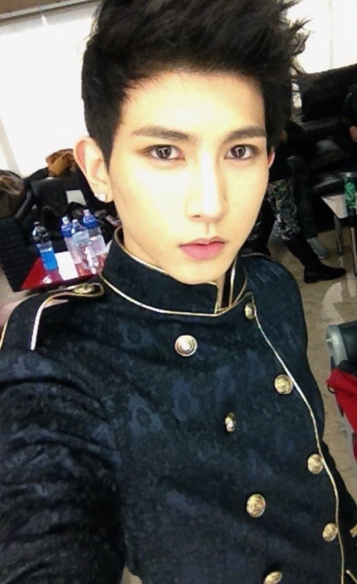 mooooosa:  Kiseop’s twitter update ” 期待して…Alone” 121228 ^^ 