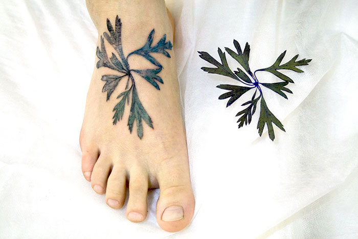reposoir:  culturenlifestyle:  Real Leaves And Flowers Used As Stencils To Create