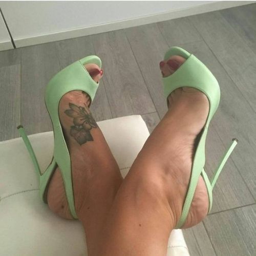 t-double-posts:Feet and ankles make the best canvases for sexy tattoos! 