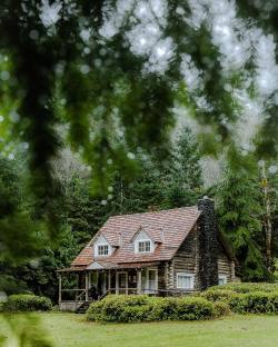 Is it bad I know exactly this spot after seeing it for just a few seconds? Stormking Ranger Station on Lake Crescent