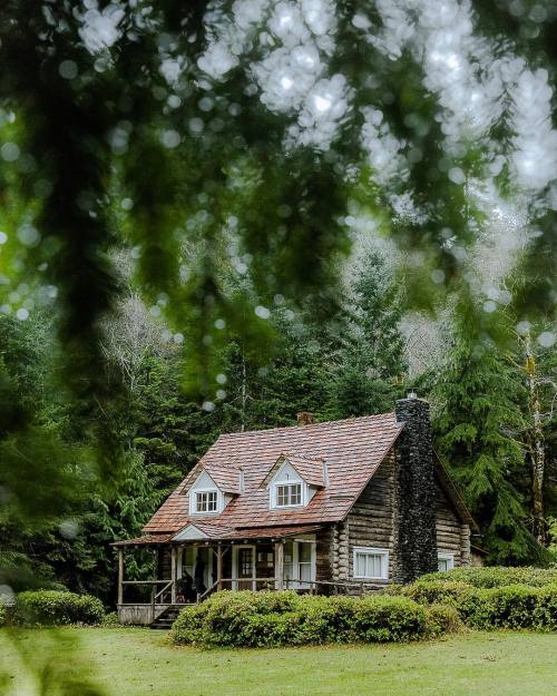 Is it bad I know exactly this spot after seeing it for just a few seconds? Stormking Ranger Station on Lake Crescent