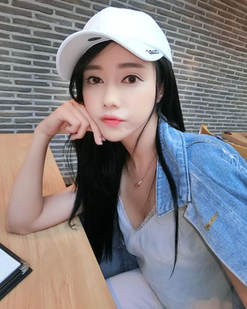 korean-dreams-girls:  Kim Ha Yul - Selca