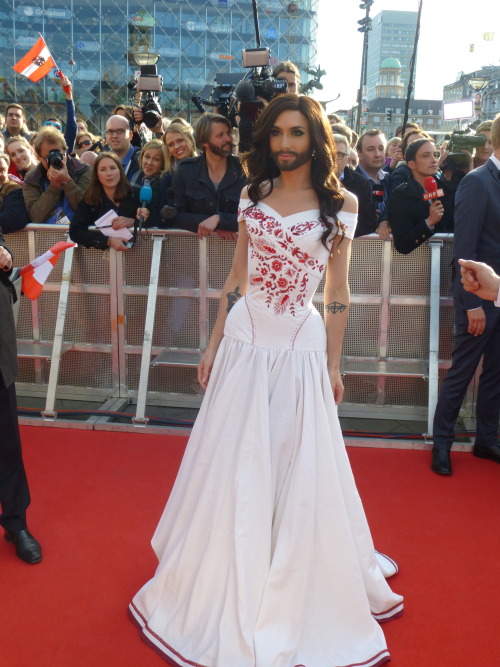 pikachu-slut:sashanico: themaddogprincess:Conchita Wurst arriving on the red carpet at the opening o