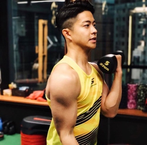 hkmingedie: hkmingedie: hkmingedie: 今日同大家講下 jer 神，jer 利啦！以前瘦猛猛，而家係 fit 左，真係幾 ok。旅遊達人，笑死人啦，有人 sponsor