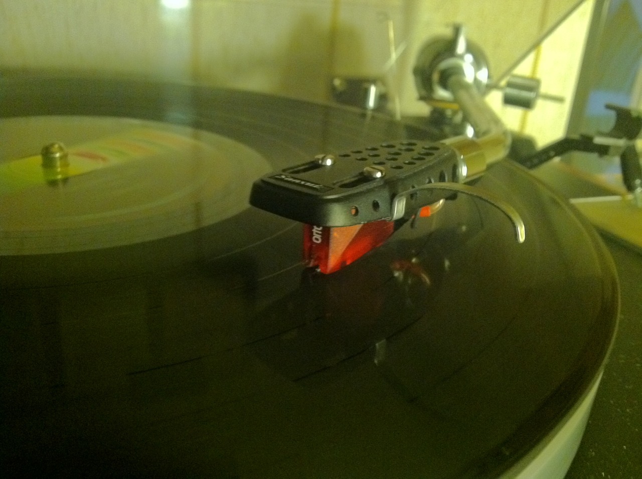 th3-gentleman:  A while back my friend Jeff got an extra Ortofon 2M needle cartridge