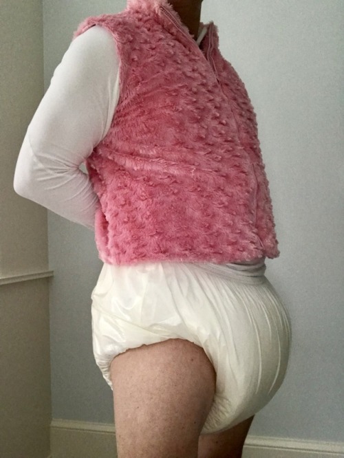 bulkydiaperboy: Comfy big diapers and very wet, of course.  But no change in site as they are so com