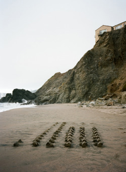 likeafieldmouse: Chad Wright - Master Plan (2013) &ldquo;For the first part of this series, Wright created a mould in the form of an L-shaped suburban dwelling, and set out a series of sand castles on his local beach. This scale-model suburbia was washed