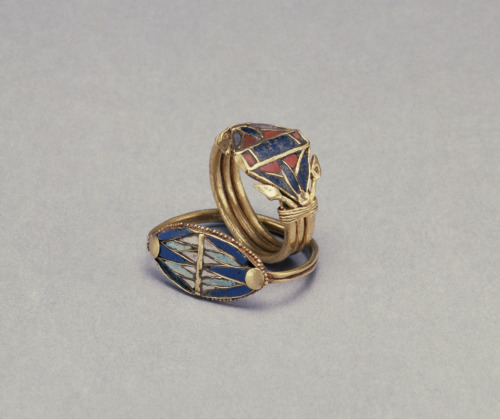 lionofchaeronea:Pair of ancient Egyptian rings (gold with glass, lapis lazuli, and carnelian inlay) 