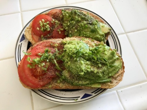 I’ll just post my avocado toast and leave @veganvarietyshow . . . SIKE i’m not leaving without remi