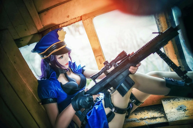 league-of-legends-sexy-girls:  Caitlyn Cosplay