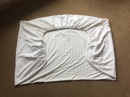 sci-fantasy: aqua-harry:    So you’ve got this bitch-ass fitted sheet that you would normally pile into a ball and shove into a closet so you won’t have to deal with it, yeah? Well. Quit acting like a piece of linen is better than you are. You can