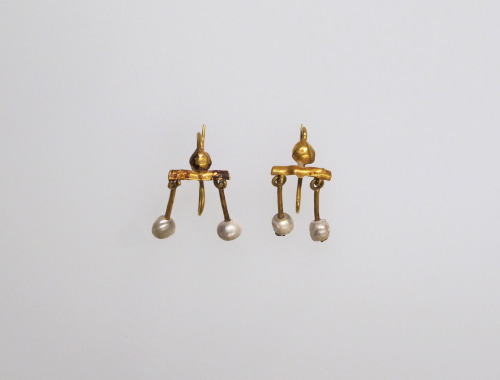 via-appia:Gold and pearl earring. Known as crotalia (from the Greek word for rattle or castanets) be