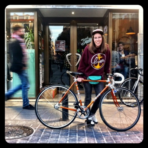 labicicletacafe: Las bicis de La Bicicleta vol. XX. Lucía con su impresionante ALAN restaurada y pin