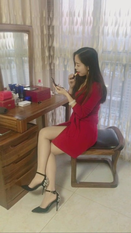 maturechinesewomen: 一个家庭主妇的美腿丝袜写真 702963082