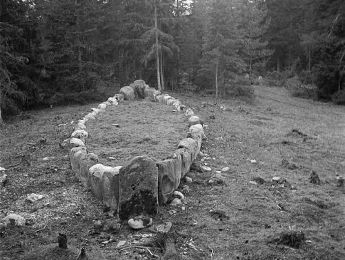 fuckyeahvikingsandcelts: Stone ship “Tjelvar’s grave”, Boge, Gotland, Sweden by Sw