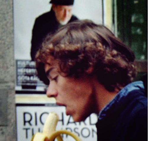 like-a-fairytail:  so Niall isn’t the only one whose eating !! ;) 