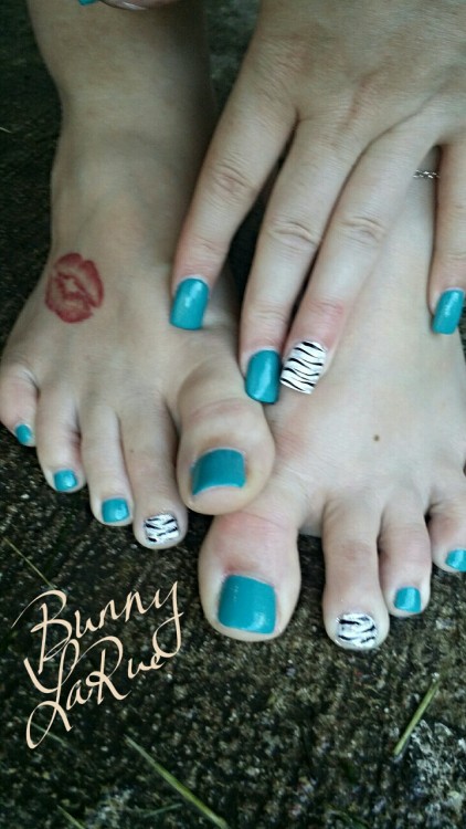bunnylaruefeetofficial: New pedi. Don’t you wish you could just give em a kiss :*