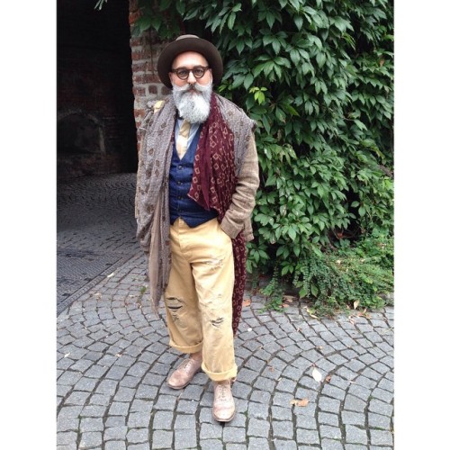 #geroldbrenner #menfashion #broques #destroyedpants menscarf #beard #beardedbrother #waistcoat #camo