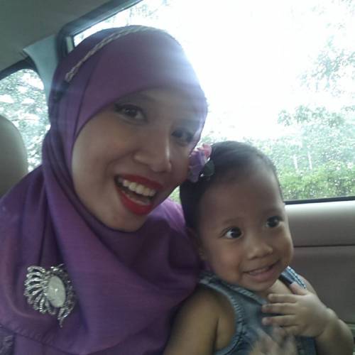 Aisyah si anak bulat pergi kondangan bibi @anindya_c di mobil hepi lalalalala, nyampe gedung kicep k