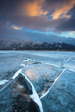 sundxwn:  Cracks by Piriya Wongkongkathep