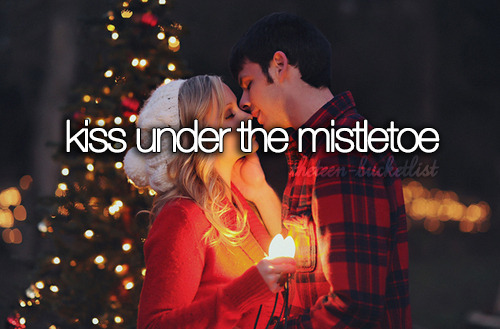 sorelatable:  humoristics:  Kissing under the mistletoe   me on new yrs 