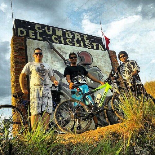 instabicycle:  Via @sadenuez: Aqui en una de las paradas de la ruta! Uno de Los acompañantes se fue 