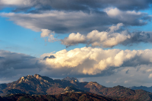 rjkoehler:Beautiful clouds above the peaks of Bukhansan National Park.