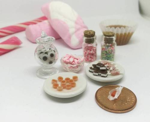 Christmas sweets Handmade from polymerclay in 1:12 scale #miniaturefood #christmasminis #skumtomtar 