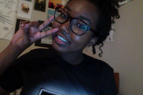 somalihottiee:i was tagged by vansau to do the drop everything and take a selfie tag :)) thanks bby 
