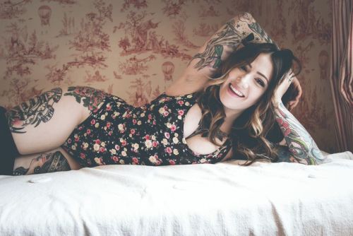 danthemedicman:  fuckyeahgirlswithtattoos:  www.bonniebecker.tumblr.com  love the tattoos and floral 