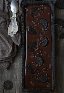 ramblingandpie:  copperbadge:  sweetoothgirl:    No Bake Chocolate Oreo Tart    Let’s be honest, this is Goth Pie. :D (So trying it.)  Wants it precious 