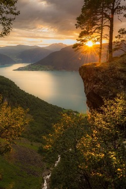 ponderation:  By the edge of the top of Feigefossen