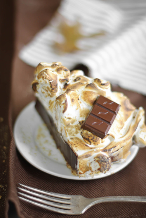 do-not-touch-my-food:  Spiked S’mores Pie 