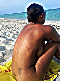 67nana:  Enjoying  nudity  on  the  beach. NANA 