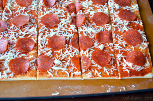 trav-tv:  we-arelike-young-volcanoes:  sweetnessdelight:  Pepperoni PIzza Pull-Apart Bread Recipe (Just A Taste)  *heavy breathing*  Looks like pizzagna. 